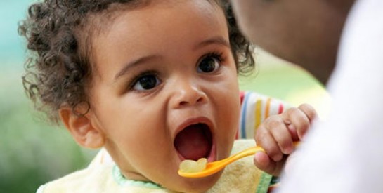Laissez votre bébé jouer avec sa nourriture