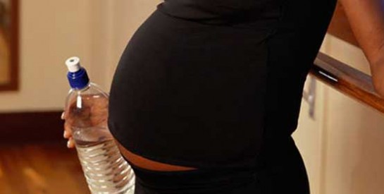Etre enceinte avant 20 ans favorise l’obésité