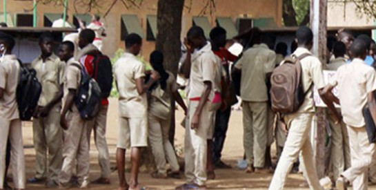 Burkina Faso : privés de notes, des lycéens manifestent