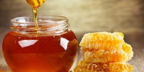 Comment se démaquiller le visage avec le miel, le citron, la vaseline…