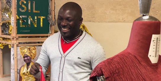 Le styliste ivoirien Eloi Sessou apporte son aide aux migrants