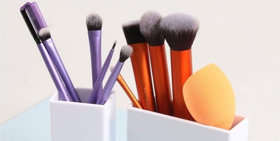 Éponges et pinceaux de maquillage: voici une technique pour les nettoyer facilement au shampoing