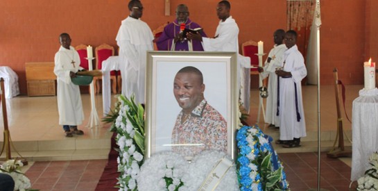 Deuil: Eloi Sessou, le célèbre styliste ivoirien, repose à jamais au cimetière de Grand-Bassam