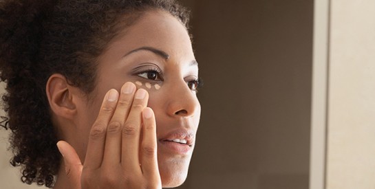 Maquillage: l`astuce pour dissimuler les cernes en trois étapes