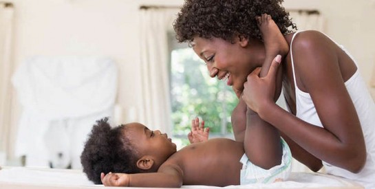 Le change du bébé : tous nos conseils pour des fesses propres