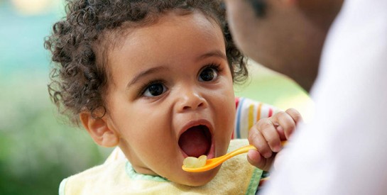 Selon une étude, il y a trop de sucre dans les aliments pour bébés
