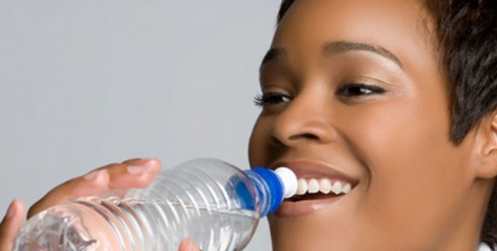Pourquoi il ne faut pas boire d’eau en bouteille si elle est chaude