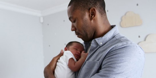 Le contact physique entre un bébé et son papa est aussi important que celui avec la maman