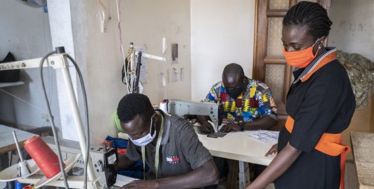 De Dakar à Lagos, les créateurs africains s`engagent dans la fabrication de masques