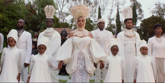 Le film `` Black Is King `` de Beyoncé célébré, mais aussi critiqué