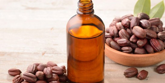 Cheveux gras et pellicules: 4 soins avec l'huile de jojoba