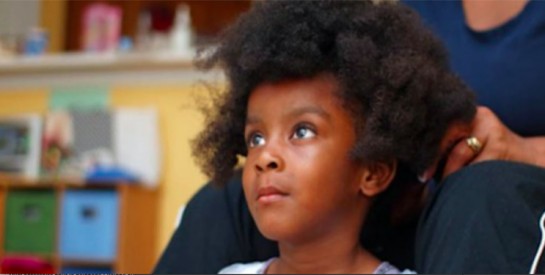 Cheveux enfant : 3 tips à connaître pour en prendre soin comme une pro