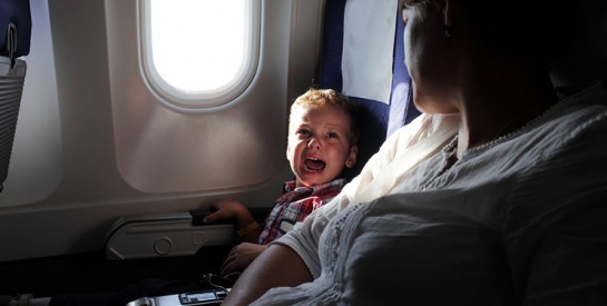 Pourquoi les pleurs des bébés sont plus fréquents en avion et comment y faire face ?