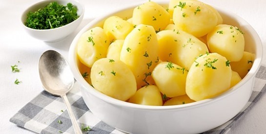 Alimentation: 3 énormes erreurs que nous faisons tous pour la cuisson des pommes de terre
