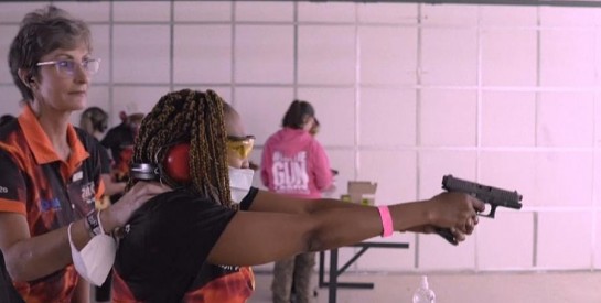 Afrique du Sud : des femmes à l`école des armes à feu