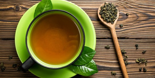 Le thé vert, un remède contre les points noirs