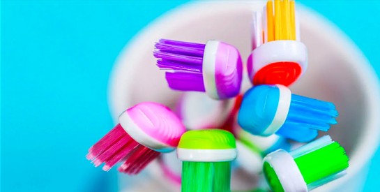 Voici pourquoi les brosses à dents ont des poils de différentes couleurs. À quoi servent-ils réellement ?