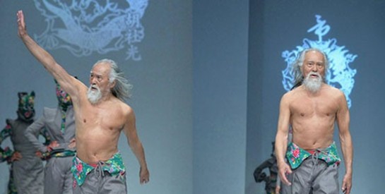 Un Homme de 79 ans fait sensation à la Fashion Week de Pékin