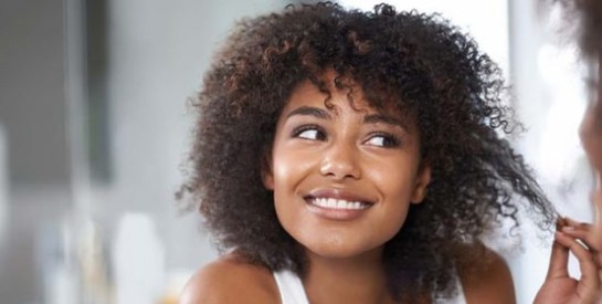 Comment éclaircir les cheveux naturellement avec du miel