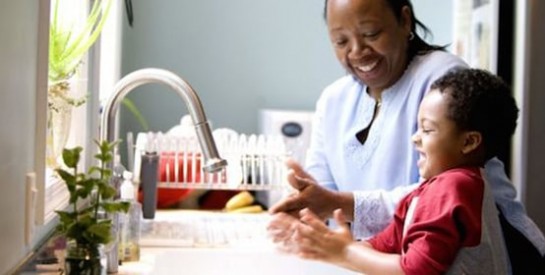 Aidez votre enfant à se laver correctement les mains