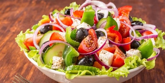 Cette salade dégonfle le ventre et donne un ventre plat