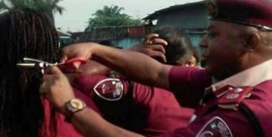 Nigéria : un agent coupe les cheveux des femmes
