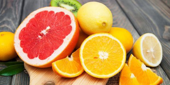 La vitamine C : elle réduit les rides et raffermit la peau