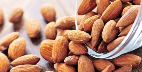 Pourquoi vous devriez tremper vos amandes dans l`eau avant de les manger