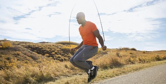 Un exercice physique complet : le saut à la corde