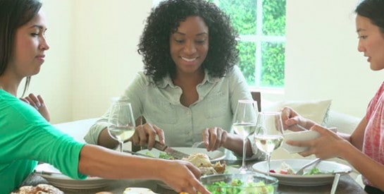 Comment se faire l`invitée parfaite à un diner?