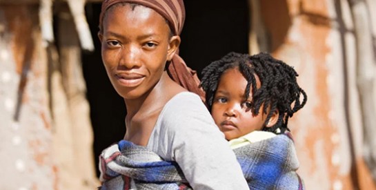 Porter mon bébé sur le dos, à l`africaine, lui ferait-il du bien?