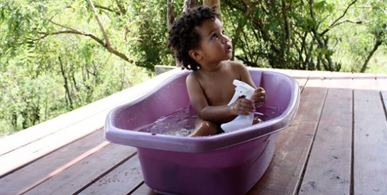 Mon enfant n`aime pas prendre le bain, que faire ?