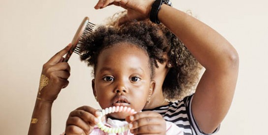 Comment démêler les cheveux de votre petite princesse sans une larme?