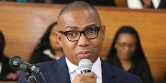 Accusé d`agression, le vice-ministre de l`Education sud-africain libéré sous caution
