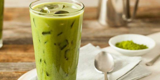 Pas le temps de prendre ton petit déjeuner ? alors fais le plein de nutriments  avec ce JUS VERT frais