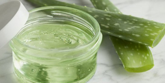 Base matifiante naturelle de maquillage: le gel d`aloe vera est votre allié