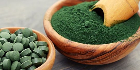 La spiruline rend les cheveux plus brillants, doux et favorise également leur repousse