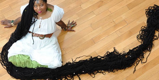 Cette femme laisse pousser ses cheveux depuis 25 ans, elle a les dreadlocks les plus longues au monde