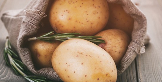 L`eau de pommes de terre pour renforcer et faire pousser vos cheveux