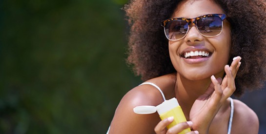 Pour beaucoup de femmes noires, protéger sa peau du soleil n`est pas une évidence. Et pourtant…