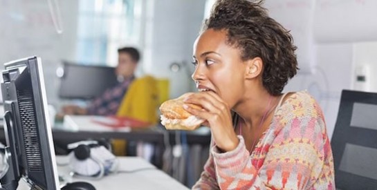 Manger trop vite: la mauvaise habitude à table qui augmente le risque d`AVC