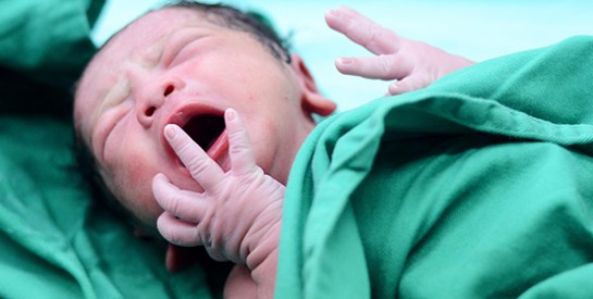 Née sans utérus, elle accouche d`un bébé en pleine forme