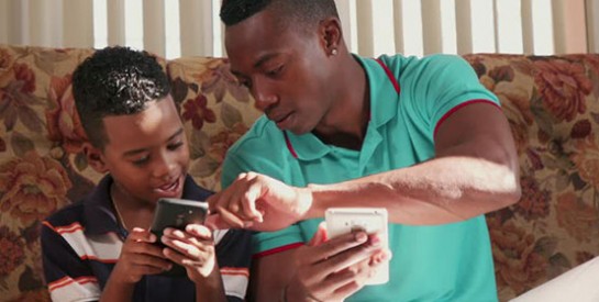 Enfant : quand lui acheter son premier téléphone portable ?