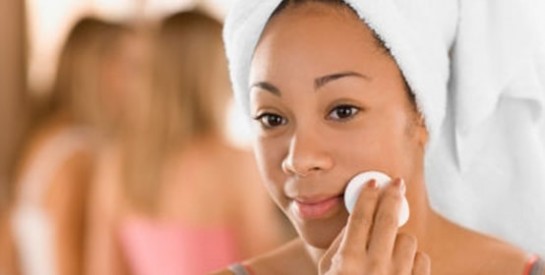 Maquillage : comment se démaquiller sans démaquillant ?