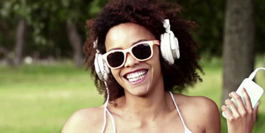 Casque audio : la mauvaise habitude qui peut vous rendre sourd