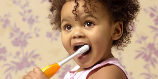 Les bonnes pratiques du brossage des dents des tout-petits