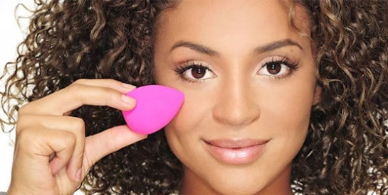 Voici comment utiliser son Beauty Blender comme une pro