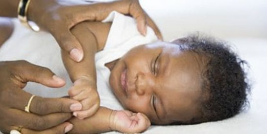 Les symptômes de la hernie ombilicale chez les nourrissons et comment le traiter