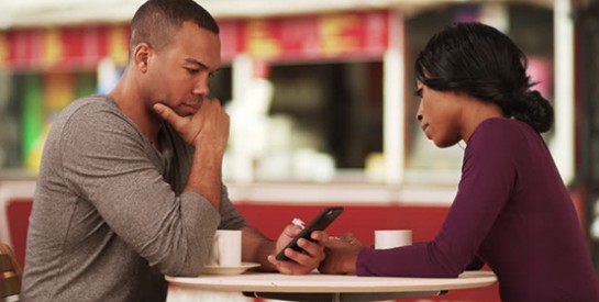 ``Phubbing`` : le smartphone est-il en train de tuer votre couple ?