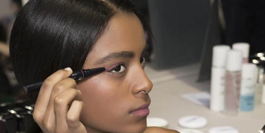 Comment rattraper un trait d`eye liner raté?